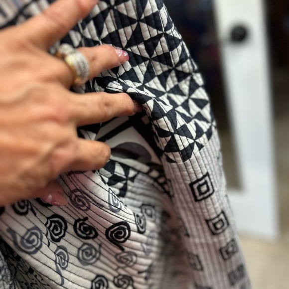 Harshita size Med black & white Quilted silk‎ geometrical design jacket - Picture 8 of 16